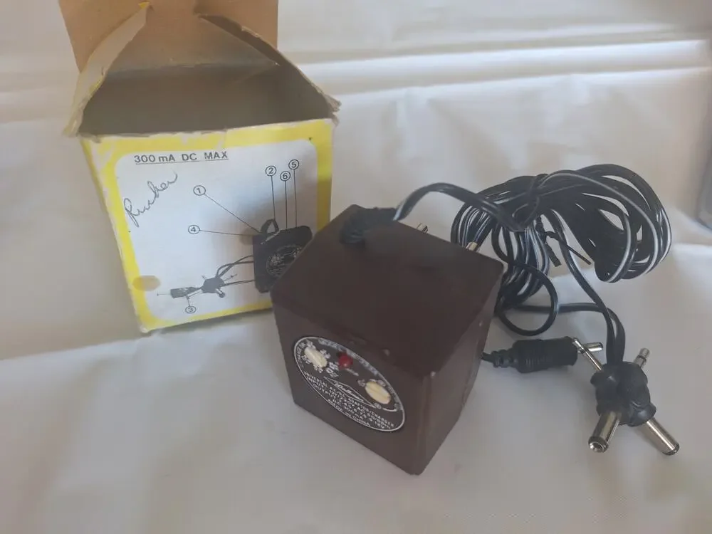 Vintage Walkman BB-333A Universal AC/DC Adapter Charger 3-12V 300mA 110/220V